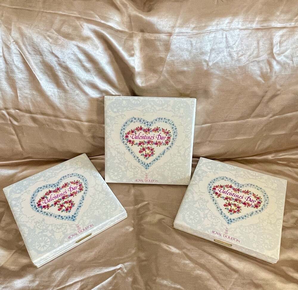 Set of 3 Vintage Royal Doulton Valentine's Day Collector Plates (1976, 1977, 197 - Picture 4 of 7